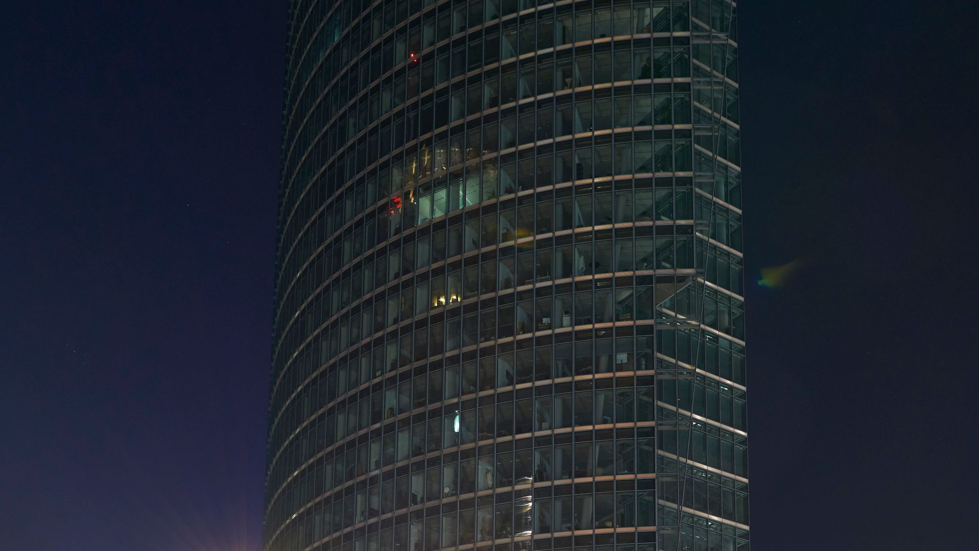 Der unbeleuchtete Bahntower in Berlin