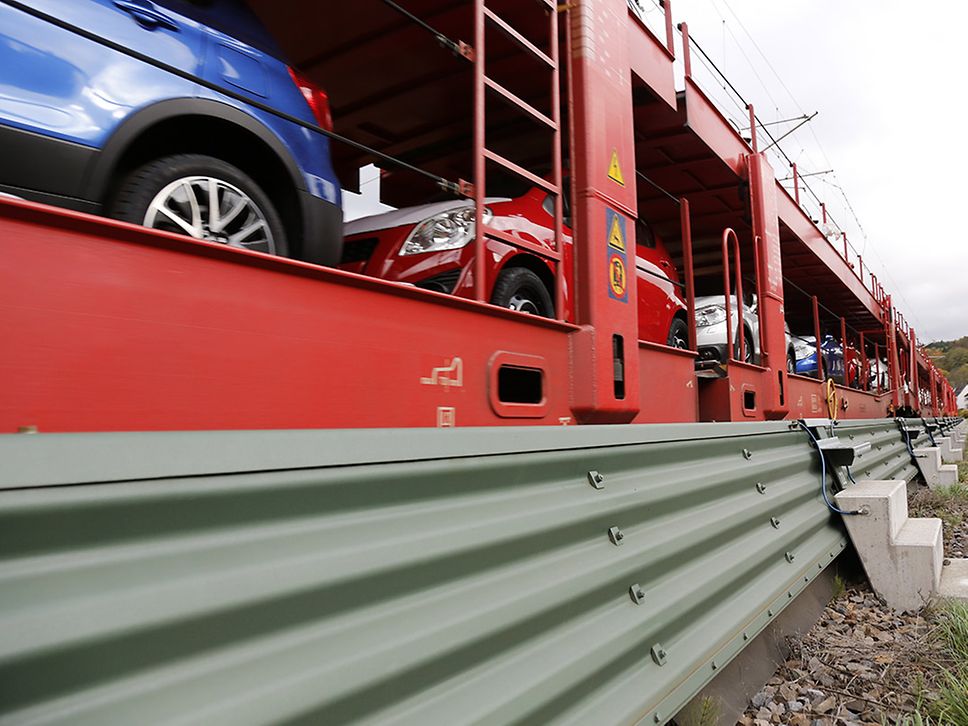Eine niedrige Schallschutzwand an einer Bahnstrecke
