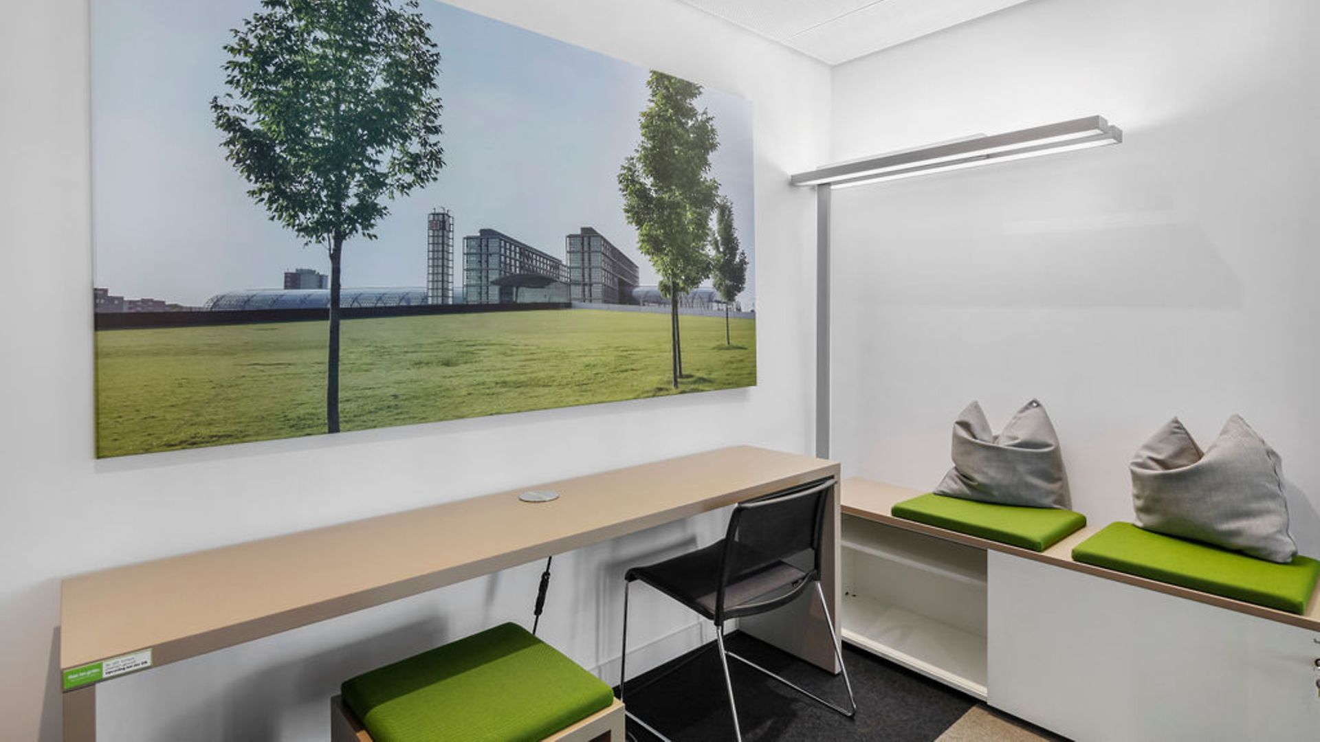 Ein Regal, das zu einer Sitzbank mit grünem Polster umgebaut wurde