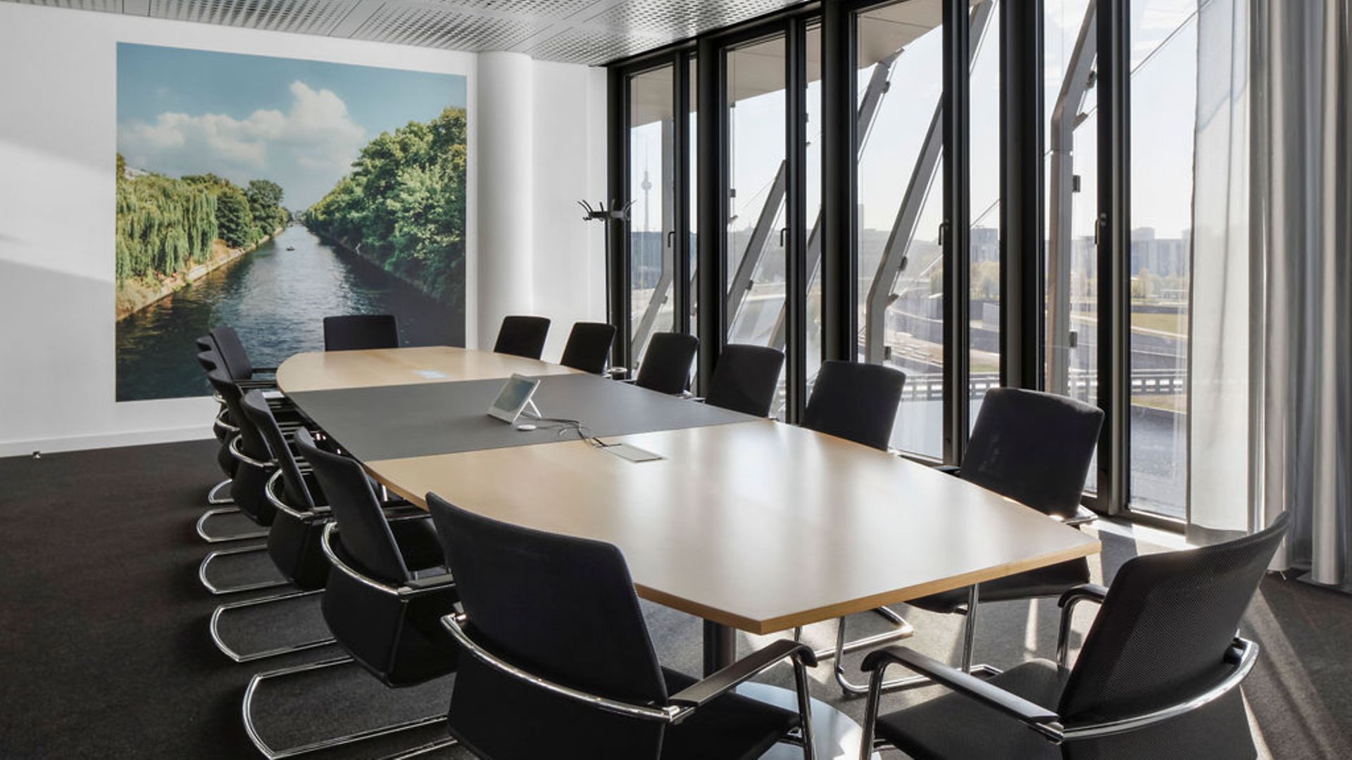 Ein Konferenzraum mit einem erneuertem Tisch