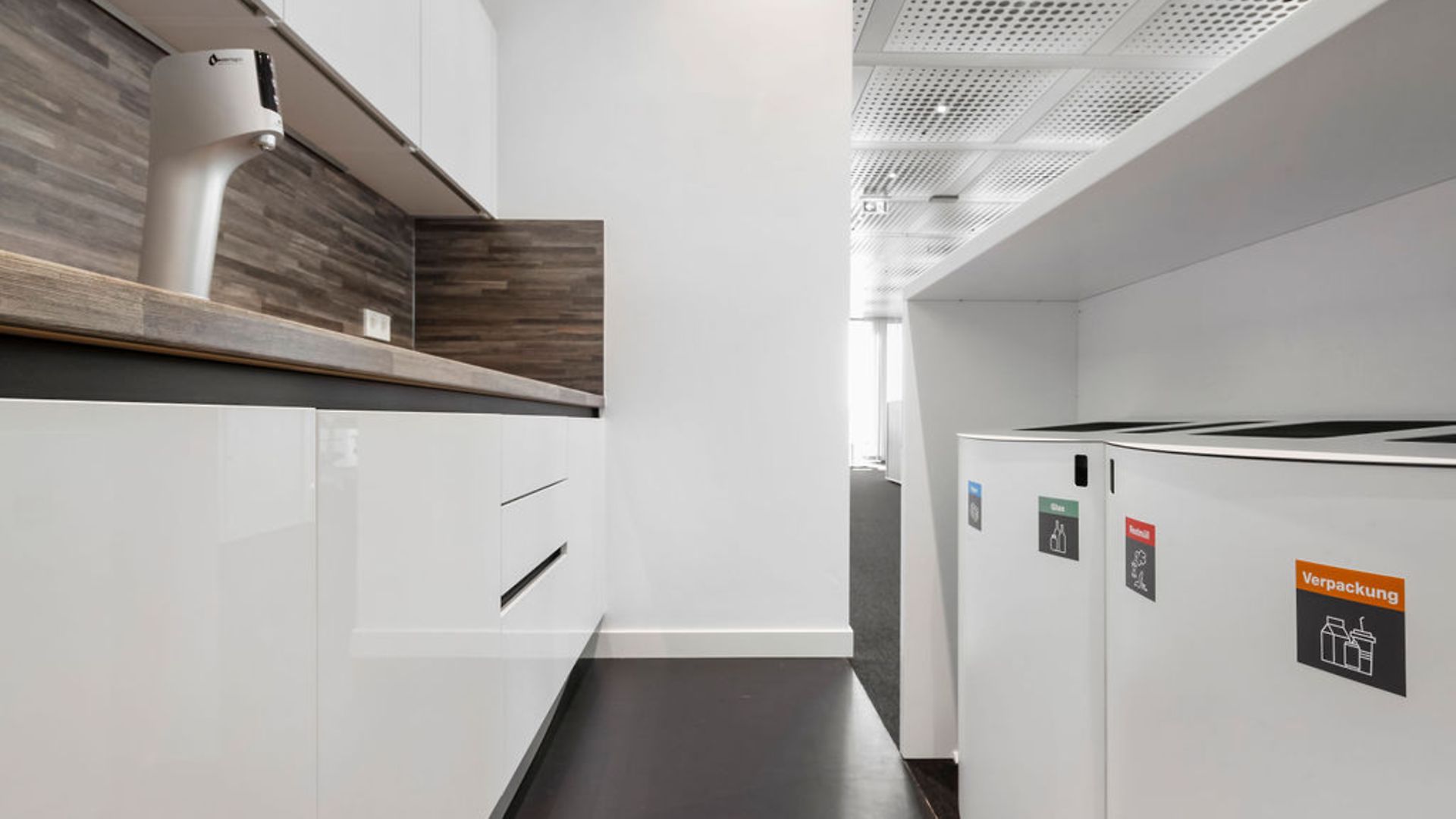 Eine neu gestaltete moderne Teeküche mit Abfalltrennsystem.