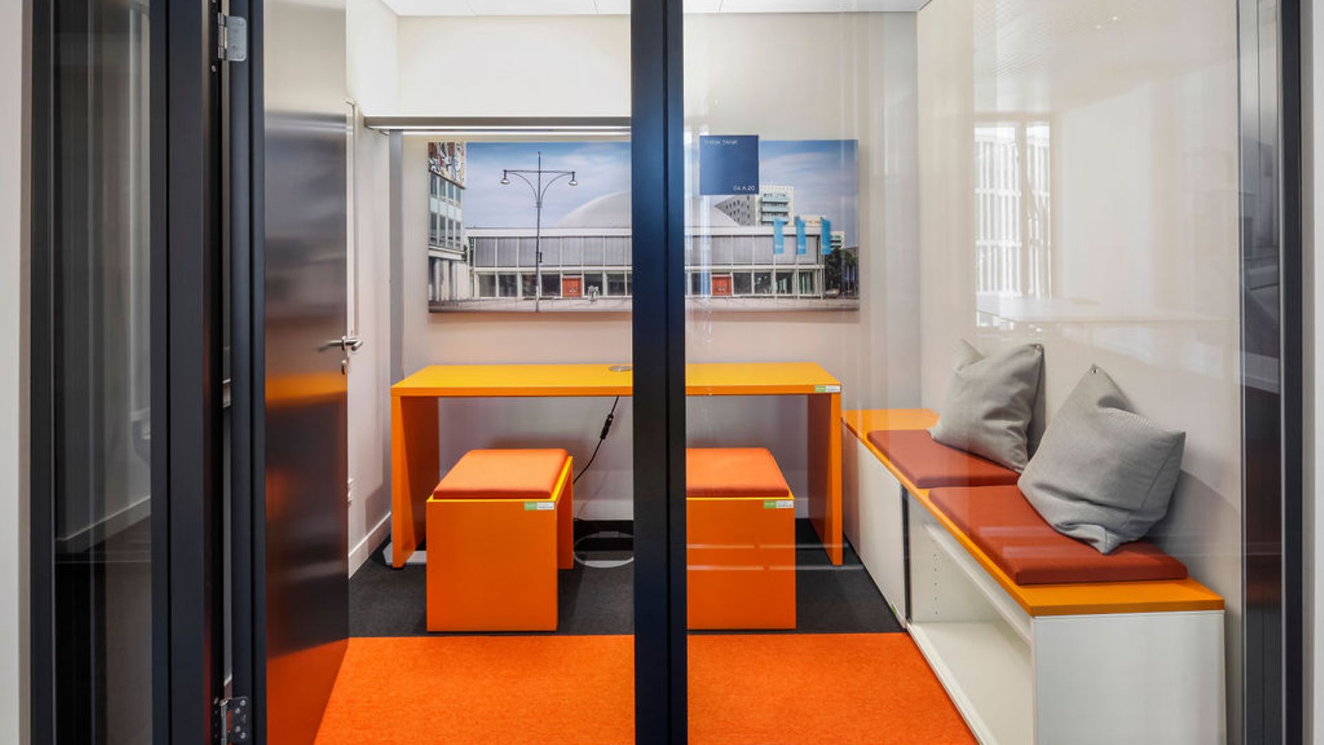 Die Möbel in den Besprechungsräumen sind in unterschiedlichen Farbkonzepten neu gestaltet.