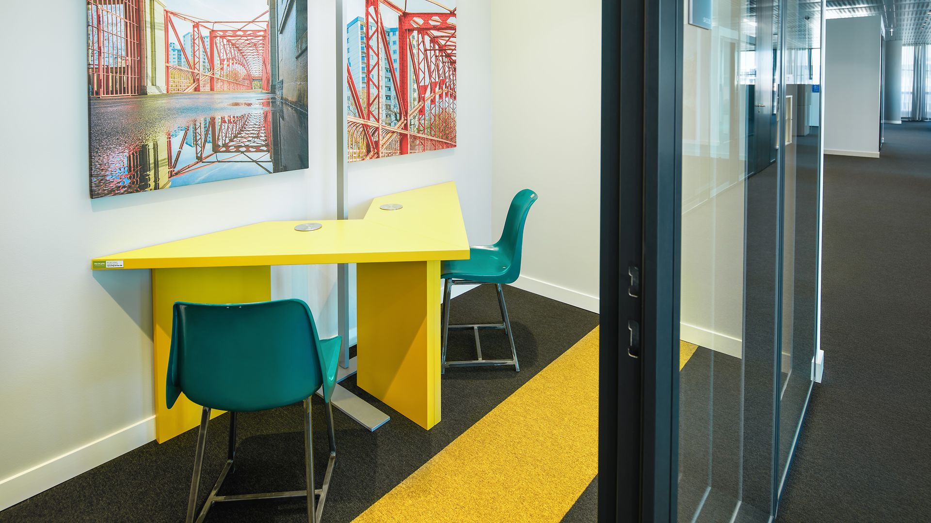 Ein Besprechungsraum mit Stühlen aus gebrauchten Sitzschalen und Altmetall.