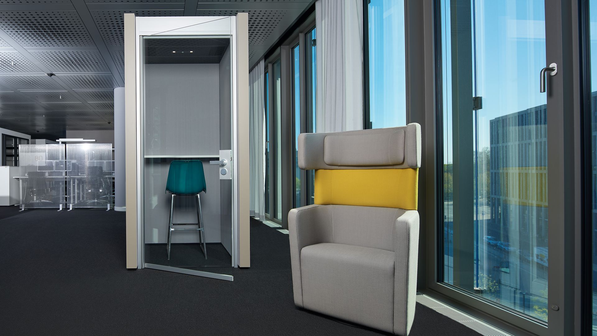 Think Tank mit einem Sessel davor