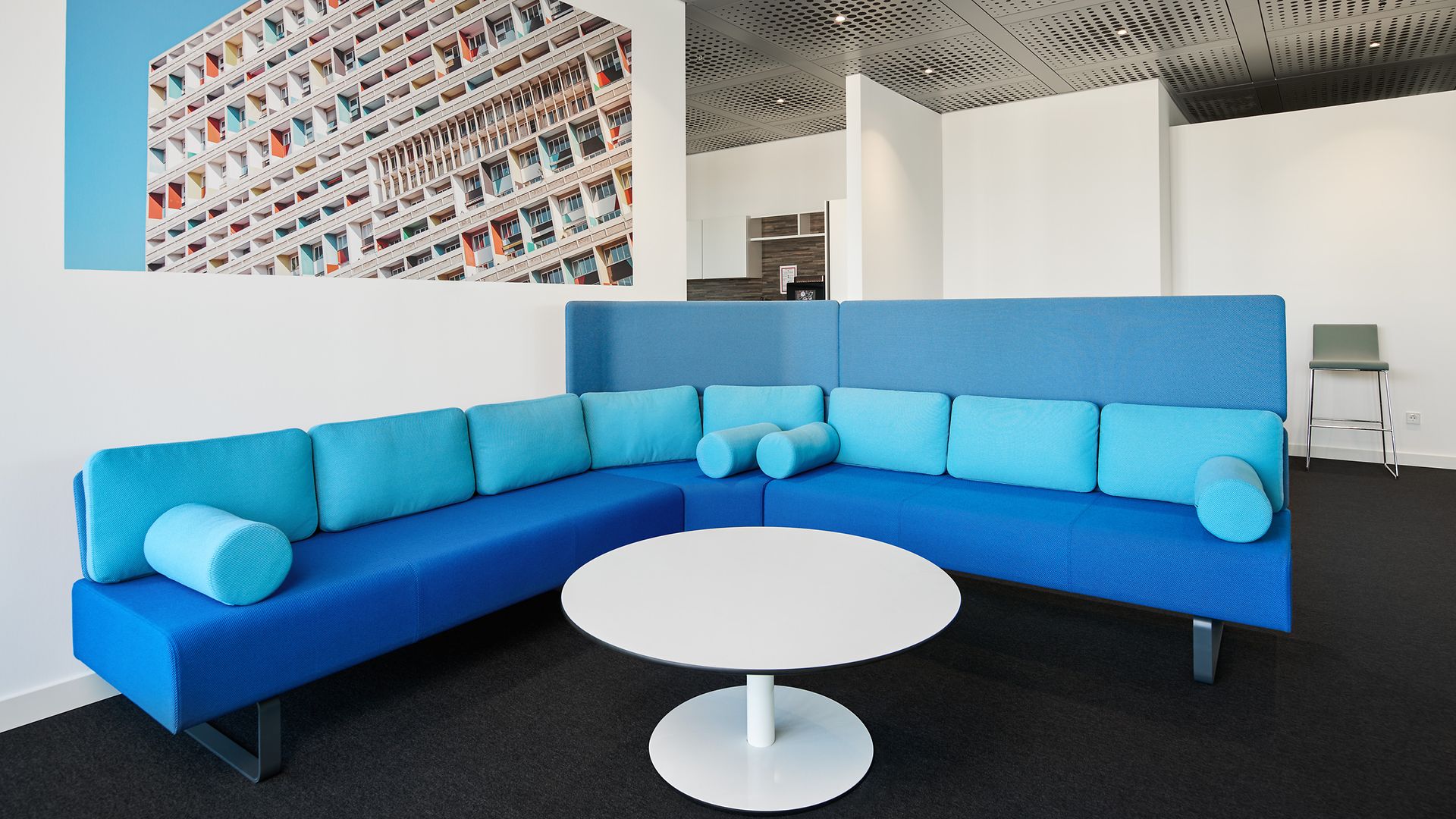 Modern gestaltete Sofaecke mit neuem Stoffbezug als Wartebereich