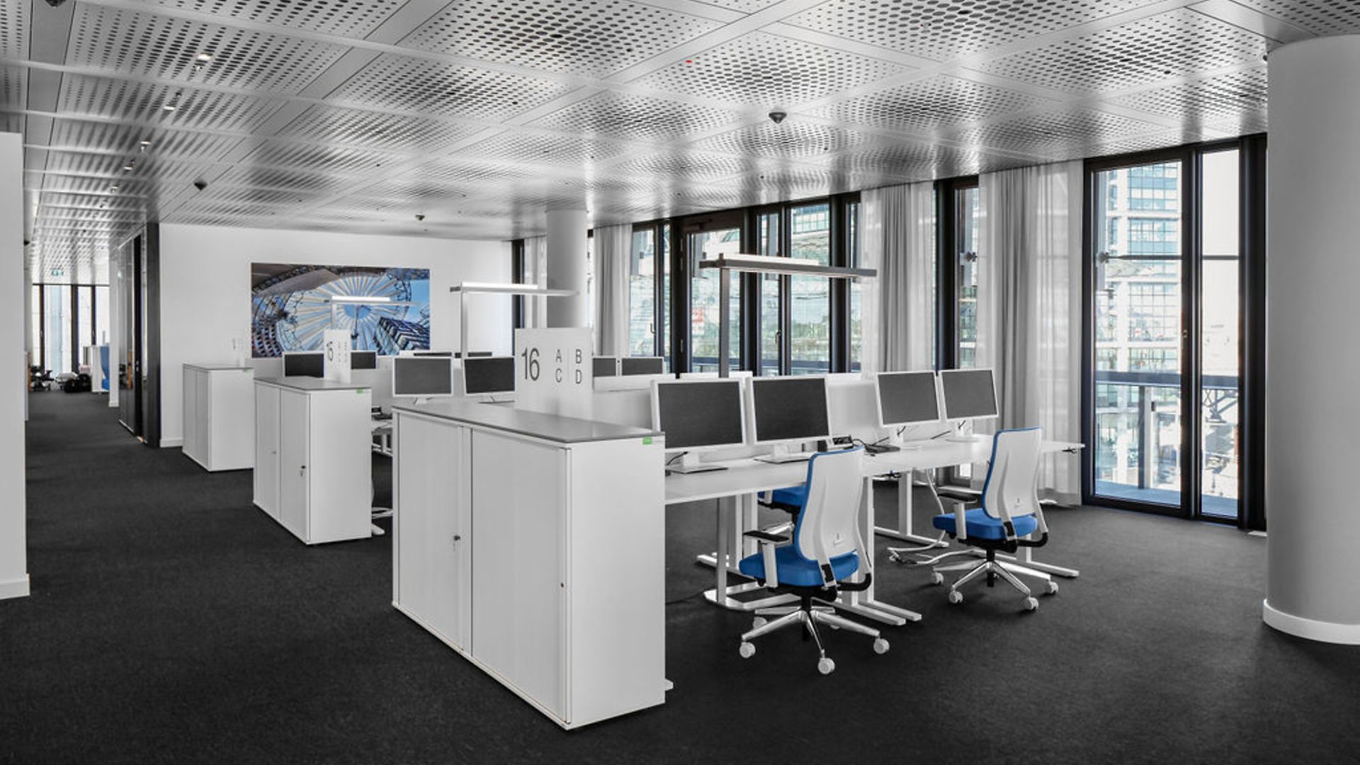 Blick in die bezugsfertige Fläche des modernen Großraumbüros.