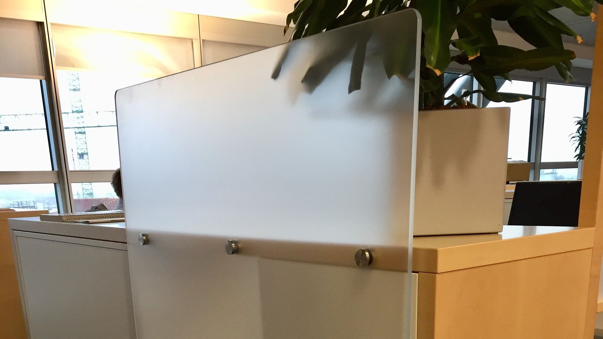 Acrylplatten, die als Sichtschutz dienten.