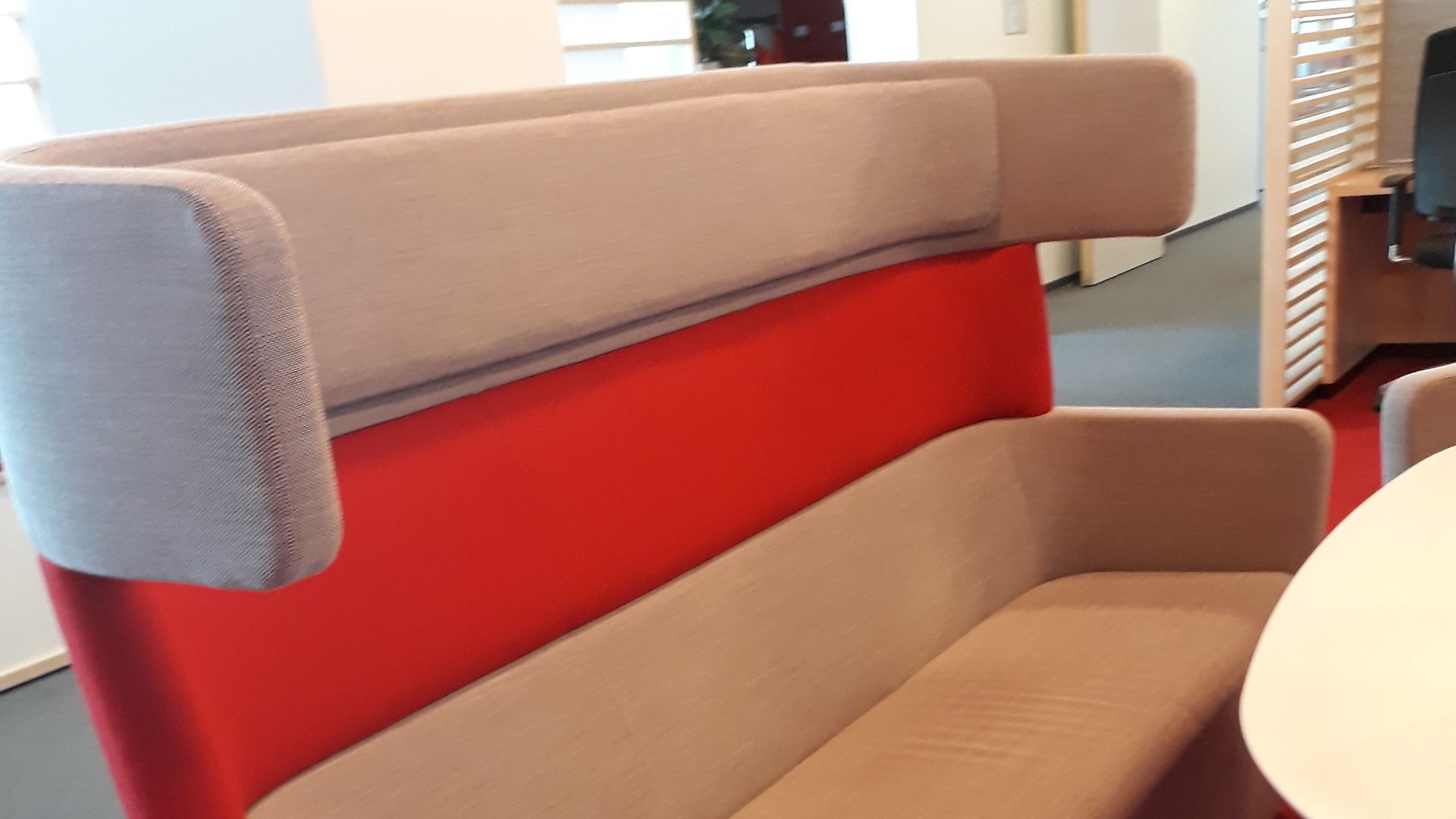 Ein Sofa mit roten Elementen..