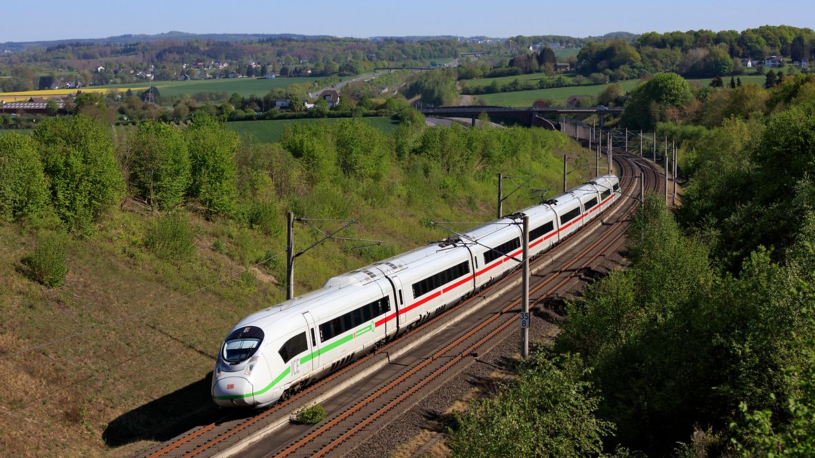 Ein ICE 3 der Baureihe 407 auf der SFS Köln-Rhein/Main bei Thomasberg.