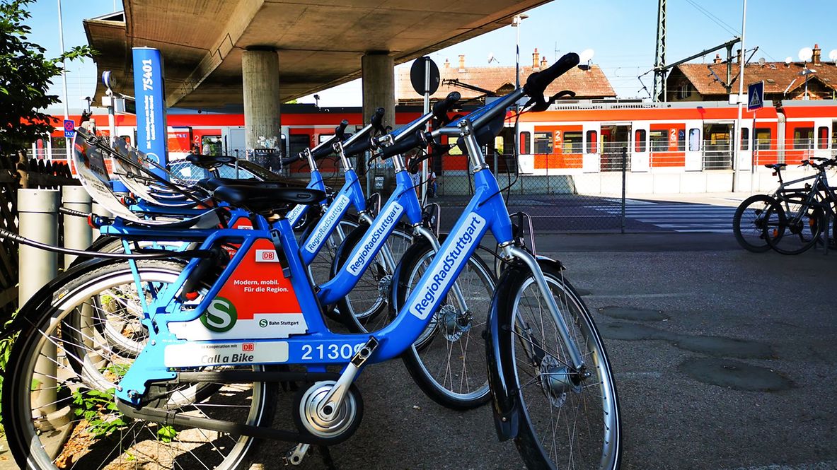 Eine Fahrradsammelstation am Bahnhof mit Leihrädern von RegioRadStuttgart