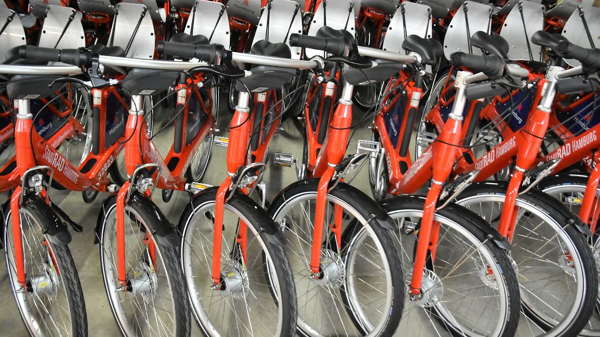 Rote Fahrräder in der StadtRAD-Station in Hamburg.
