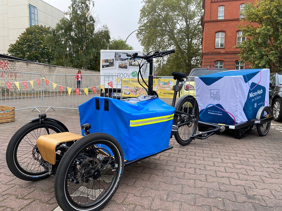 Ein Cargo Bike mit Anhänger