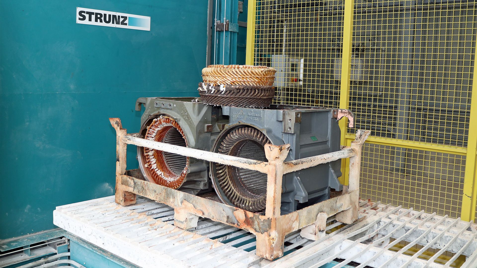 Zwei Elektromotoren stehen auf einer Palette, bevor die Harzverbindungen thermisch im Heißluftofen aufgelöst werden.