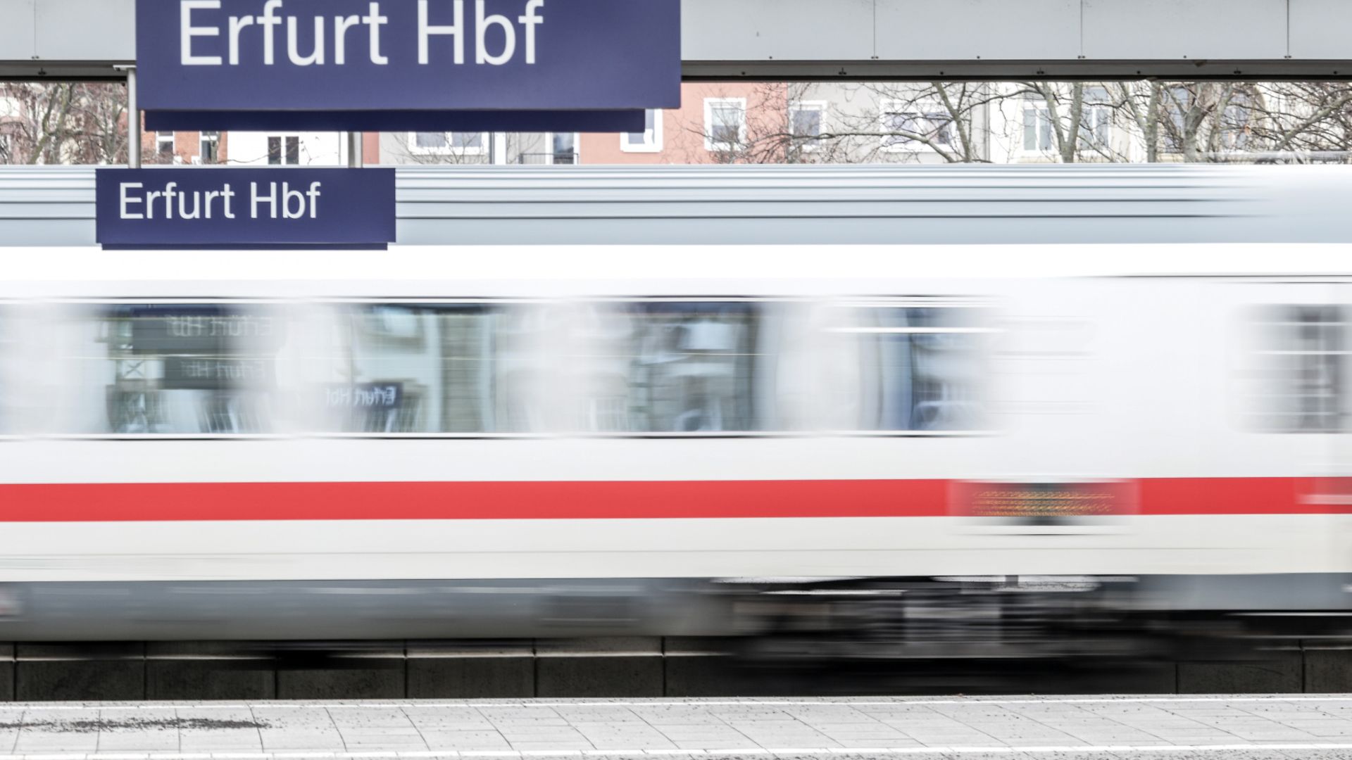 Ein Intercity bei der Ausfahrt aus dem Erfurter Hauptbahnhof