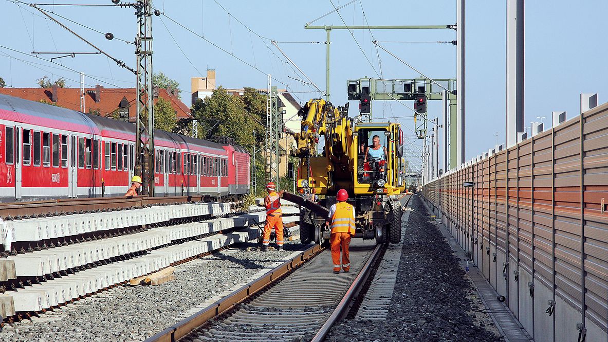 Arbeiten an einer Schallschutzwand am Gleis