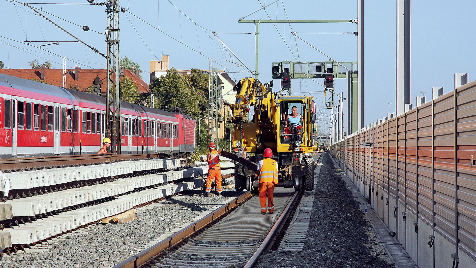 Arbeiten an einer Schallschutzwand am Gleis