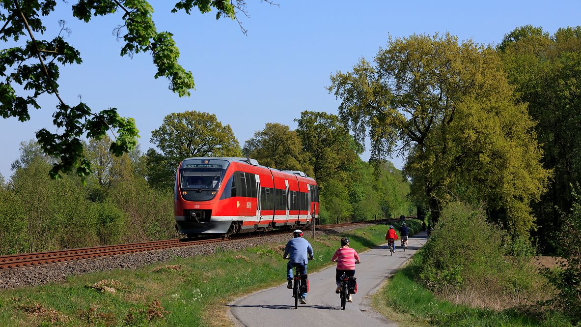 Ein DB Regio unterwegs im Münsterland neben einer Fahrradstrecke