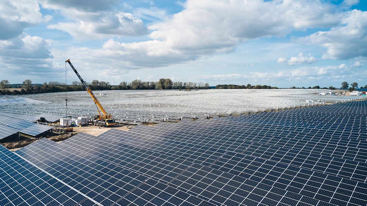 Der gerade entstehende Solarstrompark in Gaarz bei Plau am See in Mecklenburg-Vorpommern.