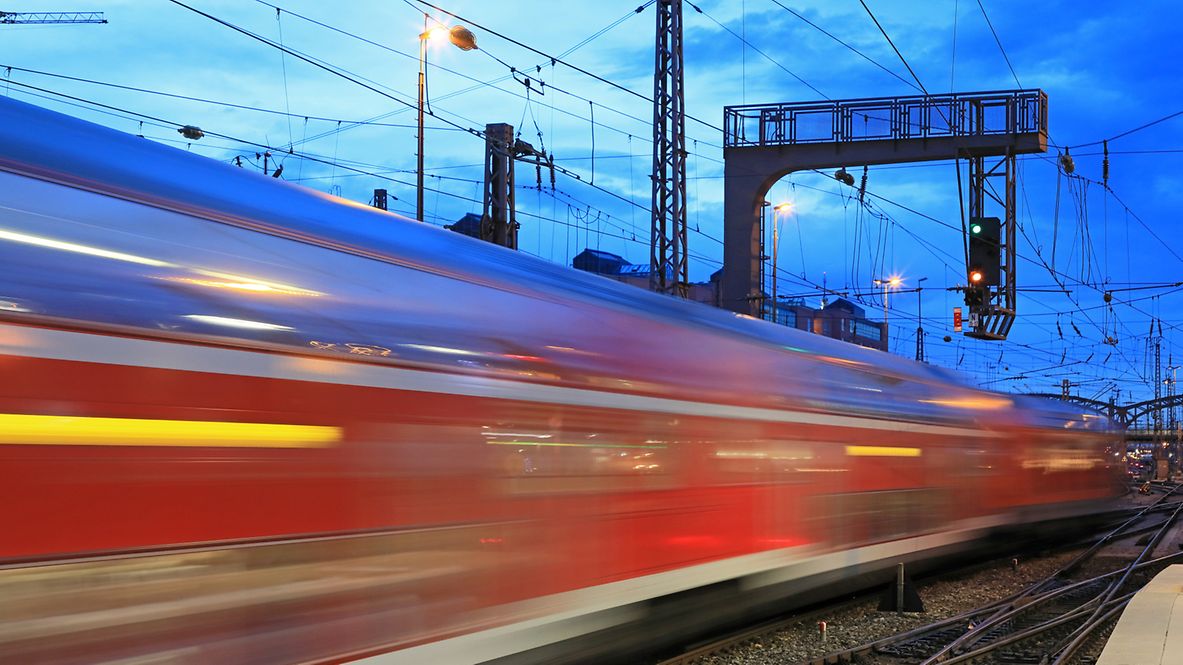 Ein Zug fährt durch die Nacht. 