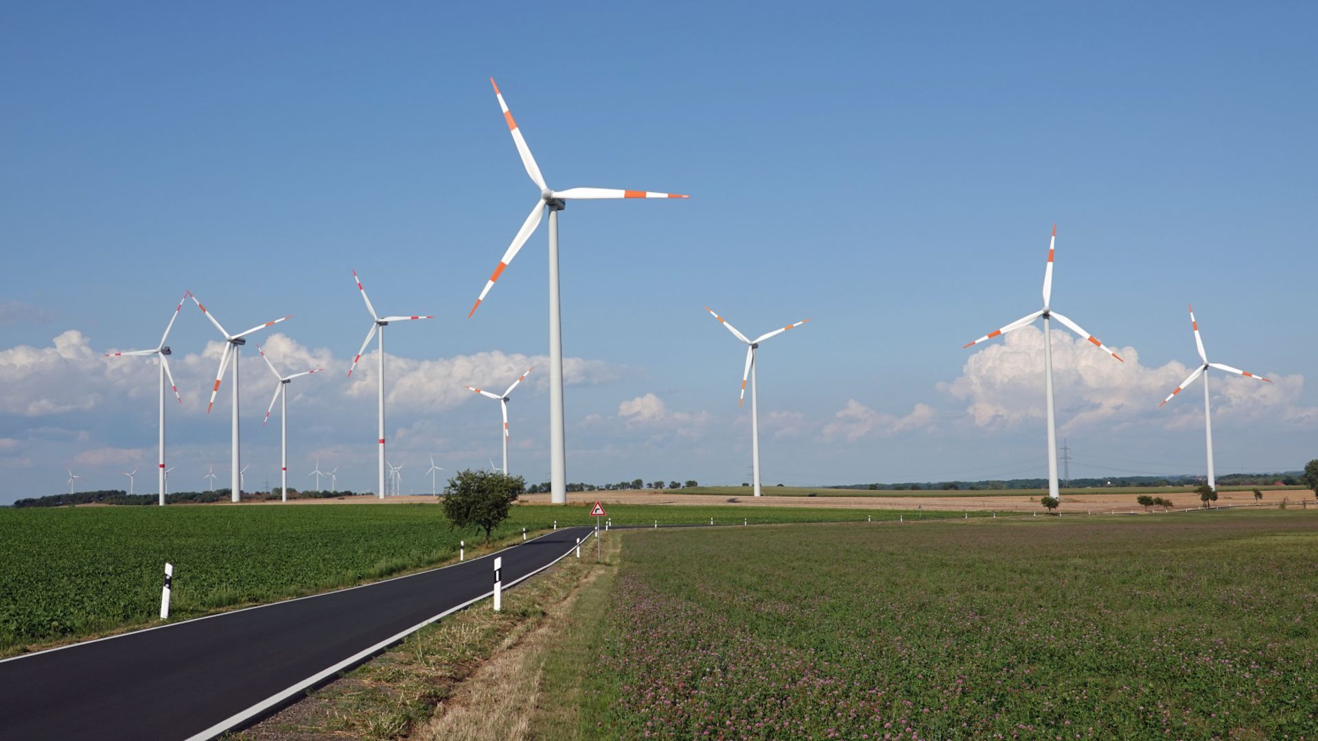 Grünstrom aus zwei Windparks in Niedersachsen ergänzen zukünftig den Bahnstrommix der Deutschen Bahn. 