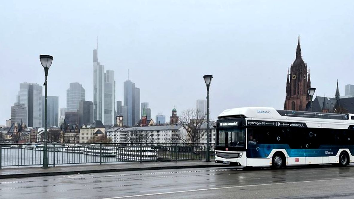 Der Wasserstoffbus H2.City Gold fährt in Frankfurt am Main über eine Brücke.