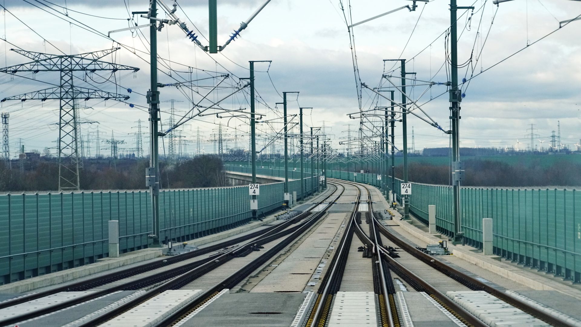 Blick aus einem Führerstand auf die Schnellfahrstrecke Halle/Leipzig und Erfurt.