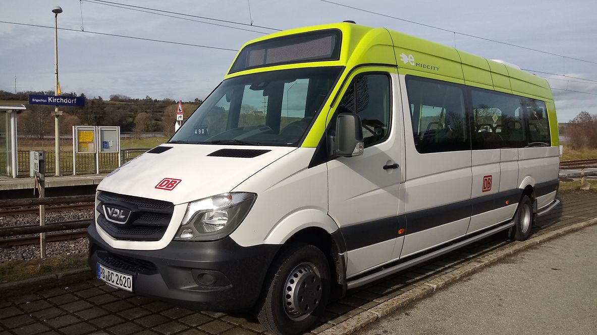 Elektro-Minibus parkt am Bahnhof