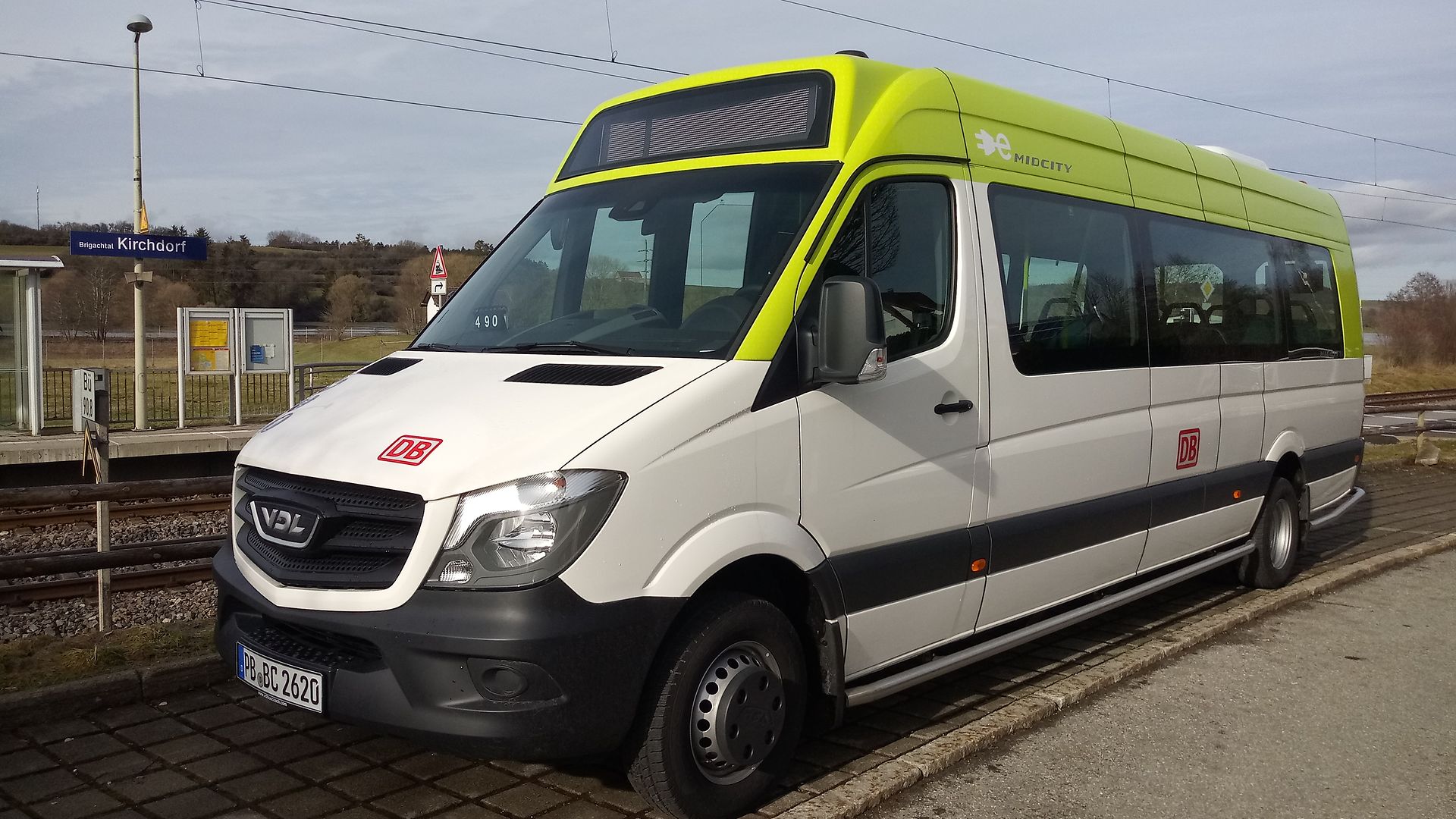 Elektro-Minibus parkt am Bahnhof