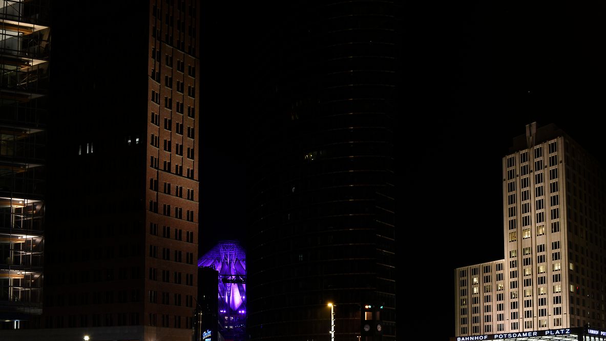Umbeleuchteter, kaum sichtbarer BahnTower in Berlin 