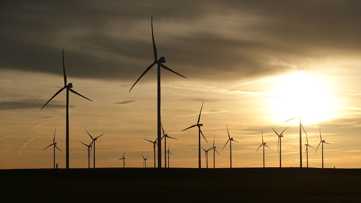 Eine Windenergieanlage in Brandenburg im Gegenlicht