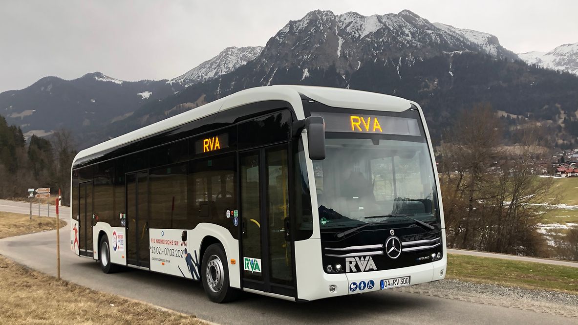 Ein Elektrobus auf seiner Fahrt durch das bayrische Oberstdorf
