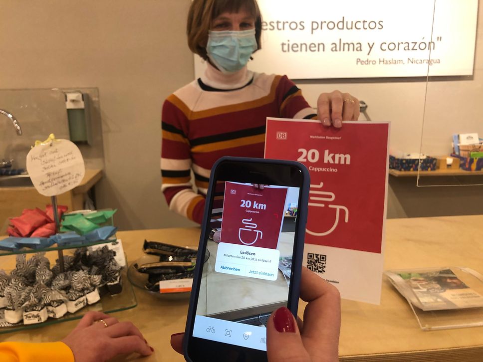 In einem Geschäft werden DB-Radplus-Punkte gegen eine Prämie eingetauscht. 