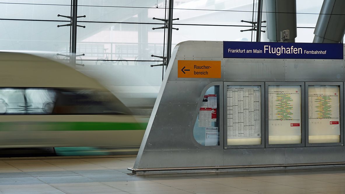 Ein ICE am Gleis des Frankfurt/Main Flughafen Fernbahnhof