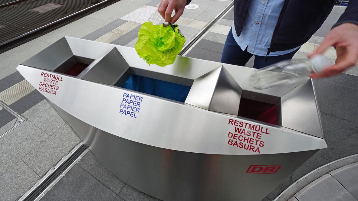 Nahaufnahme von Abfalleimern am Bahngleis