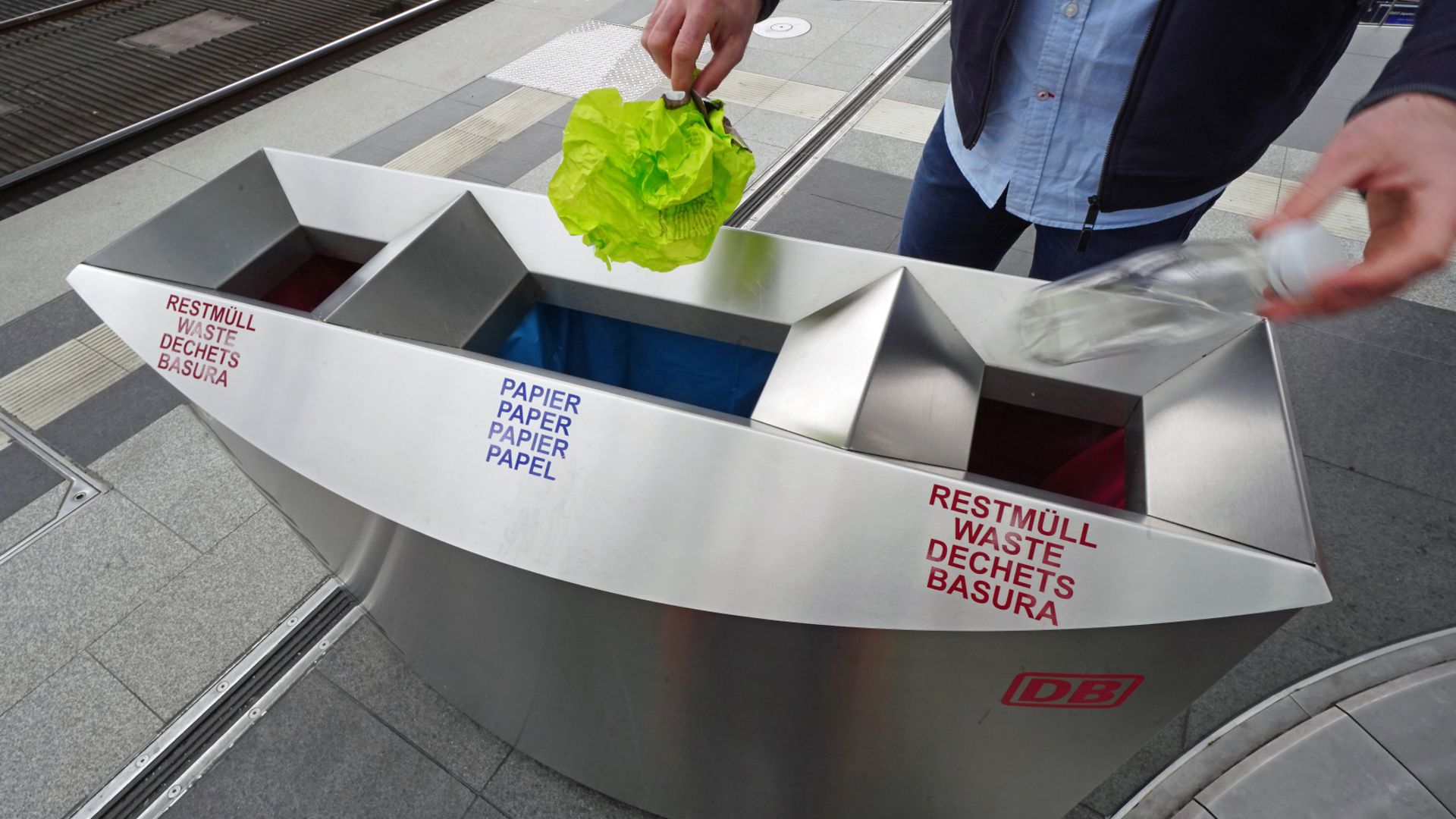 Nahaufnahme von Abfalleimern am Bahngleis