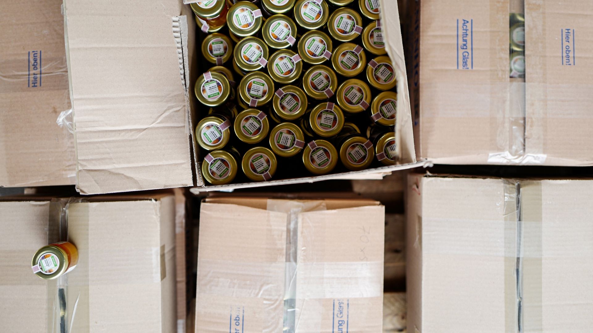 Kisten mit Honiggläsern