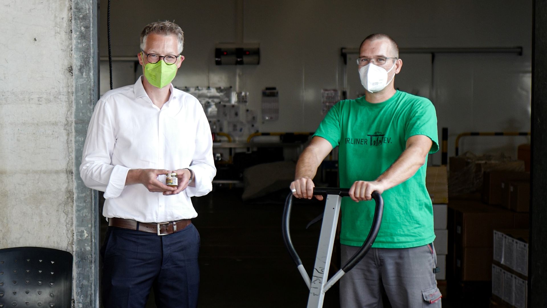 Andreas Gehlhaar, Leiter Nachhaltigkeit & Umwelt, überreicht Honig an die Berliner Tafel e.V.