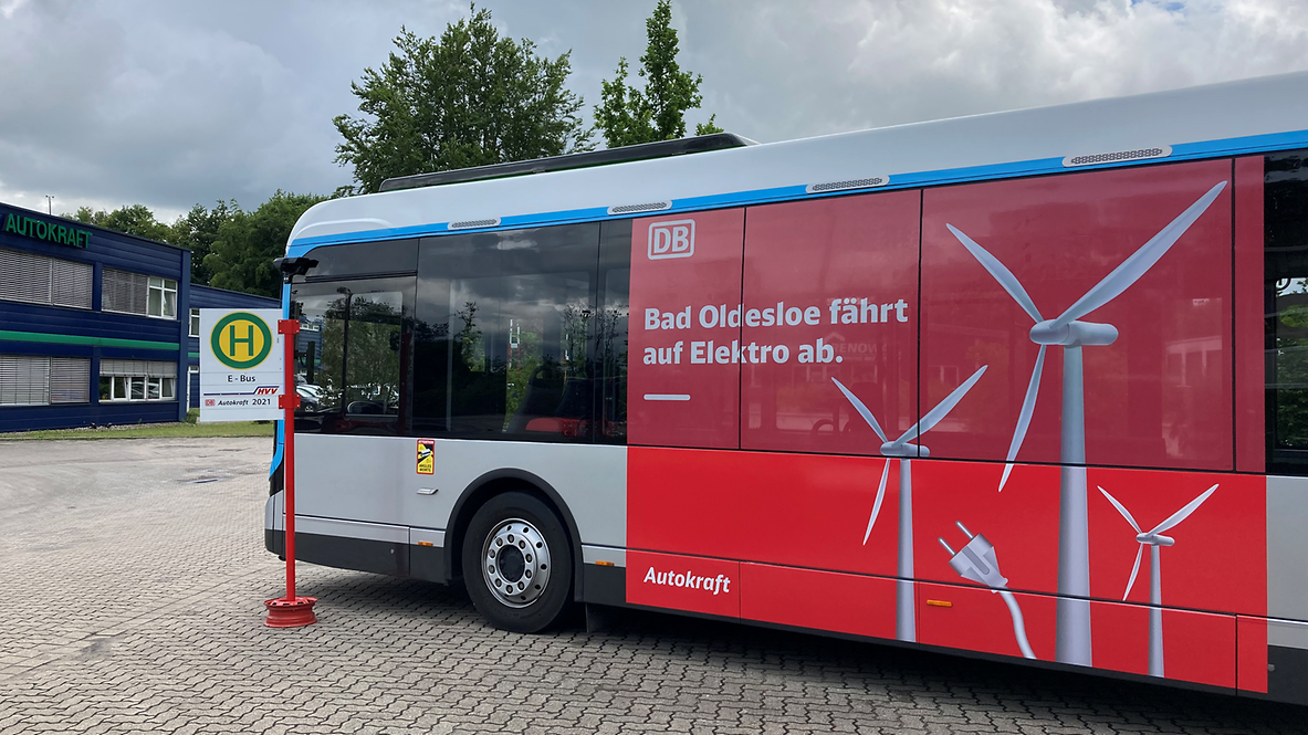 Ein Elektrobus im DB Branding mit der Aufschrift Bad Oldesloe fährt auf Elektro ab