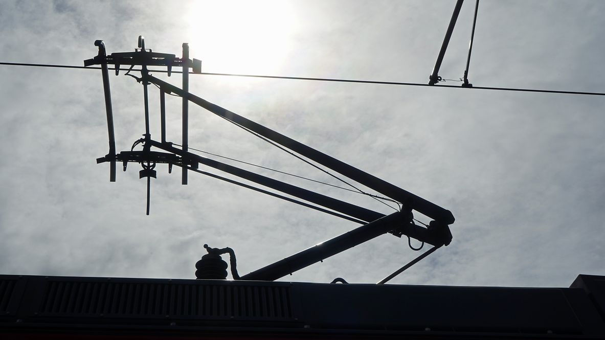 Ein Stromabnehmer an der Oberleitung