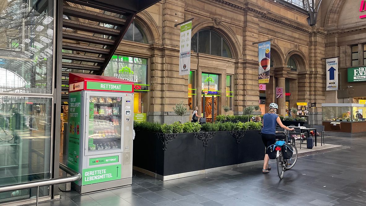 Ein Lebensmittelautomat steht auf einer Fläche am Frankfurter Hauptbahnhof