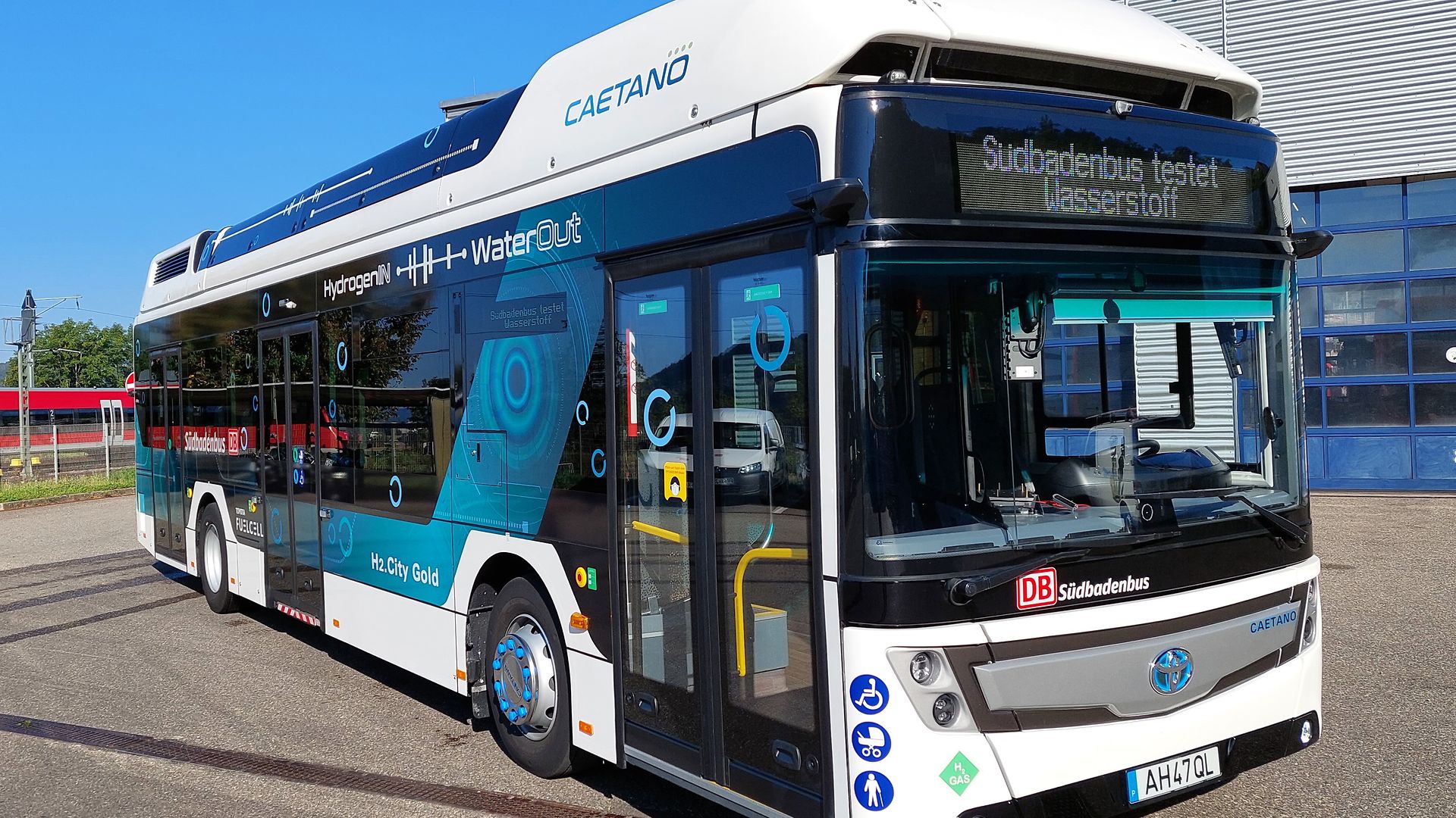 Ein weiß-blauer Wasserstoffbus des portugiesischen Herstellers CaetanoBus 
