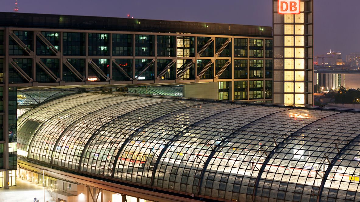 Das beleuchtete Dach des Berliner Hauptbahnhofes bei Nacht