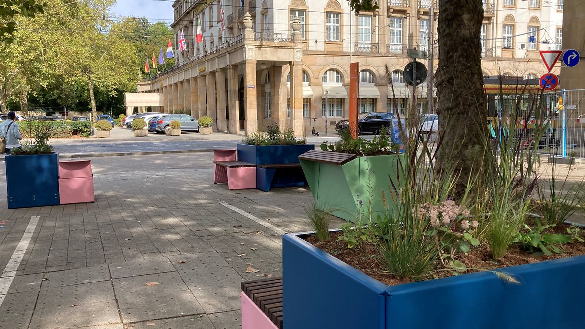 Bahnhofsvorplatz mit Bänken und Pflanzen