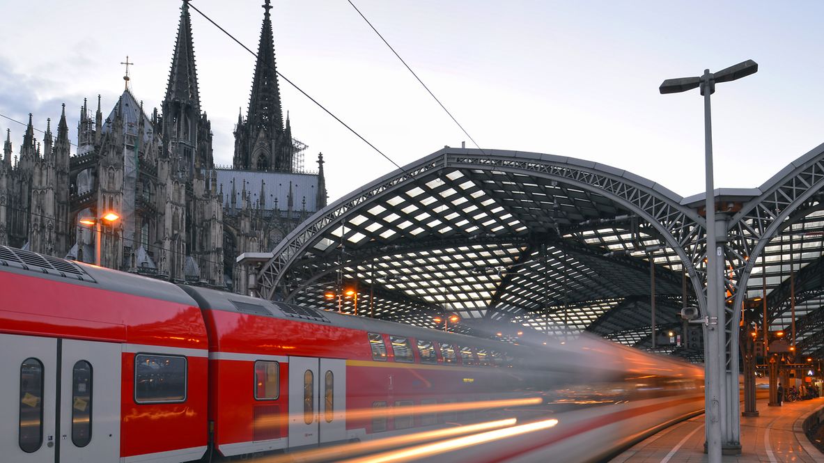Zug fährt in den Kölner Hauptbahnhof ein