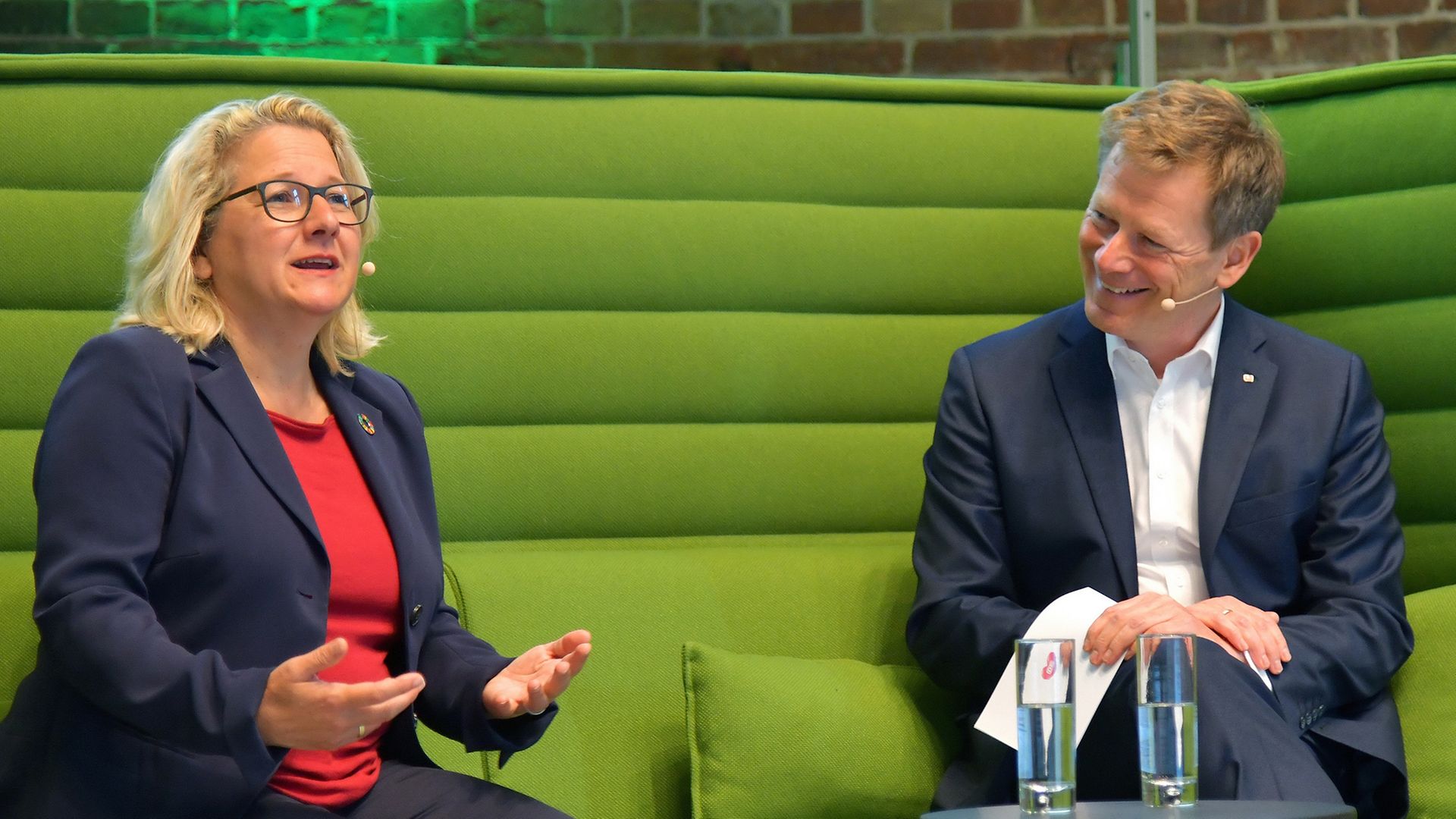 Svenja Schulze und DB-Vorstandsvorsitzender Dr. Richard Lutz beim DB Umweltforum 2021