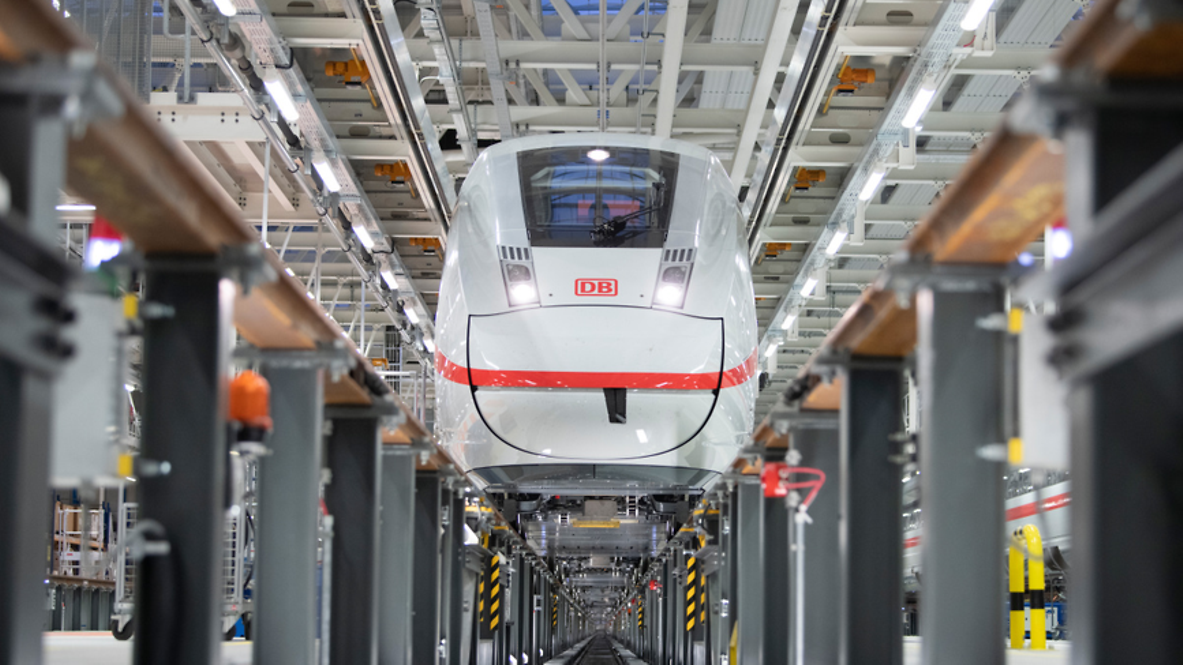 Frontalansicht eines ICE in einem Instandhaltungswerk