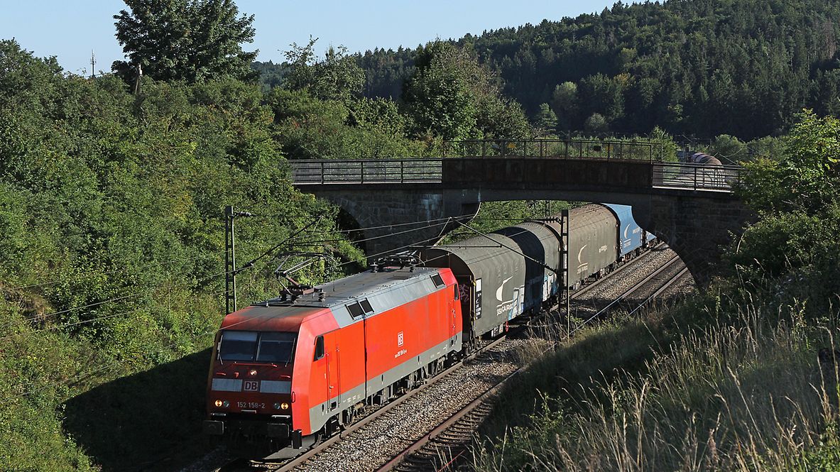 Güterzug fährt durch eine Landschaft in der Oberpfalz
