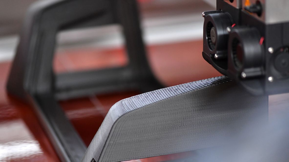 Ein 3D-Drucker erstellt einen Teil einer Kopfstütze.