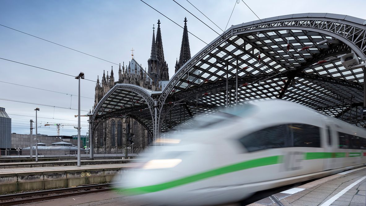 Ein grüner ICE bei der Ausfahrt aus dem Hauptbahnhof Köln