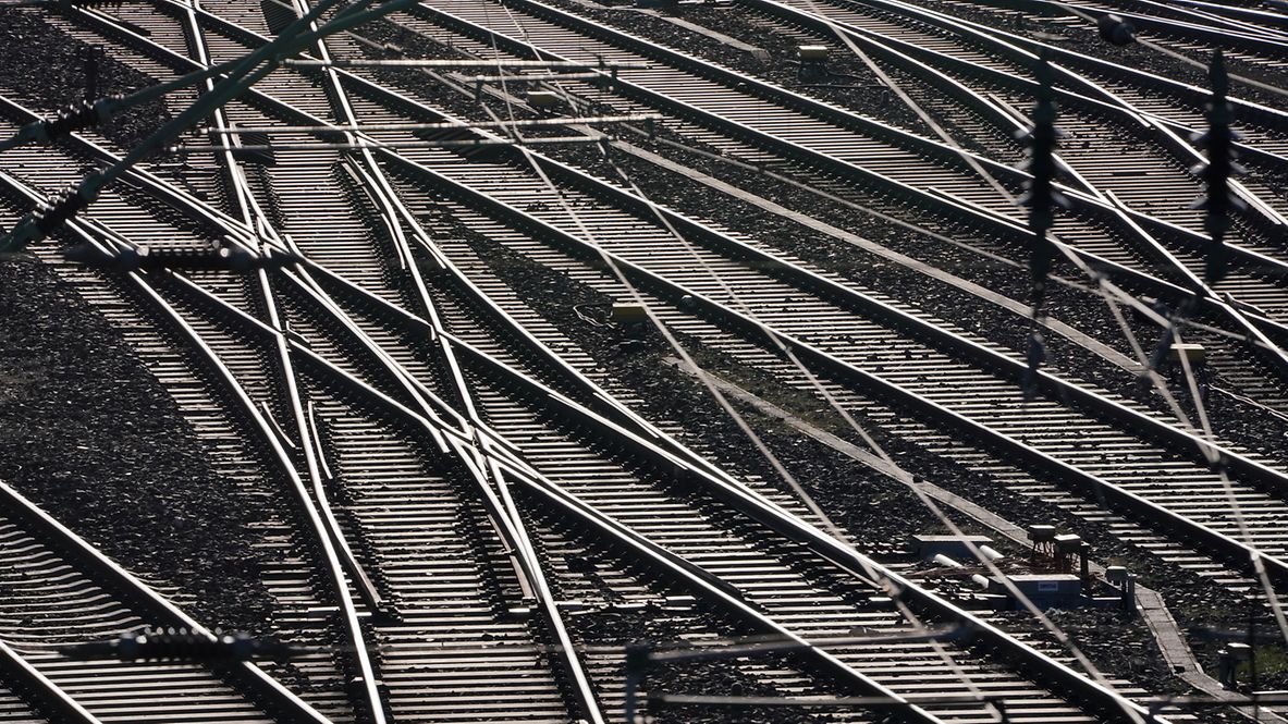 Oberleitungen über Schienengleisen
